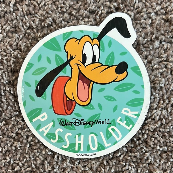 Disney Green Passholder Magnet Pluto - Picture 1 of 3